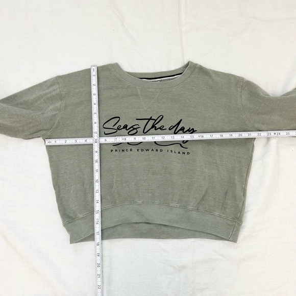 U.S. Vintage “Seas The Day” Prince Edward Island Cropped Crewneck Sweatshirt - Picture 6 of 8